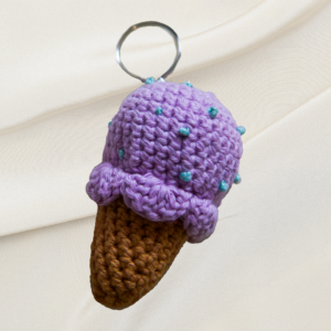 Gehäkeltes Eis Schlüsselanhänger in Lila mit Blauen "Streuseln", ca. 7,5cm