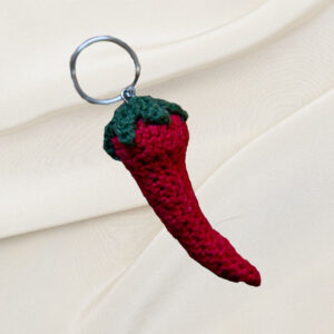 Gehäkelter Schlüsselanhänger in Chili-Form, ca. 7 cm
