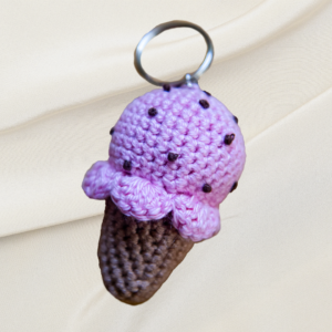 Gehäkeltes Eis Schlüsselanhänger in Pink mit gestickten "Streuseln", ca. 6,5cm