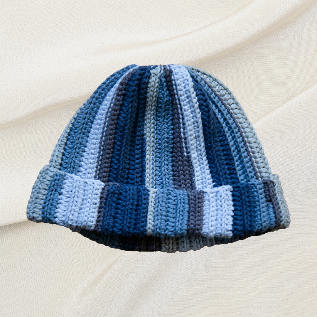 Blau gestreifter gehäkelter Beanie aus 100% Baumwolle